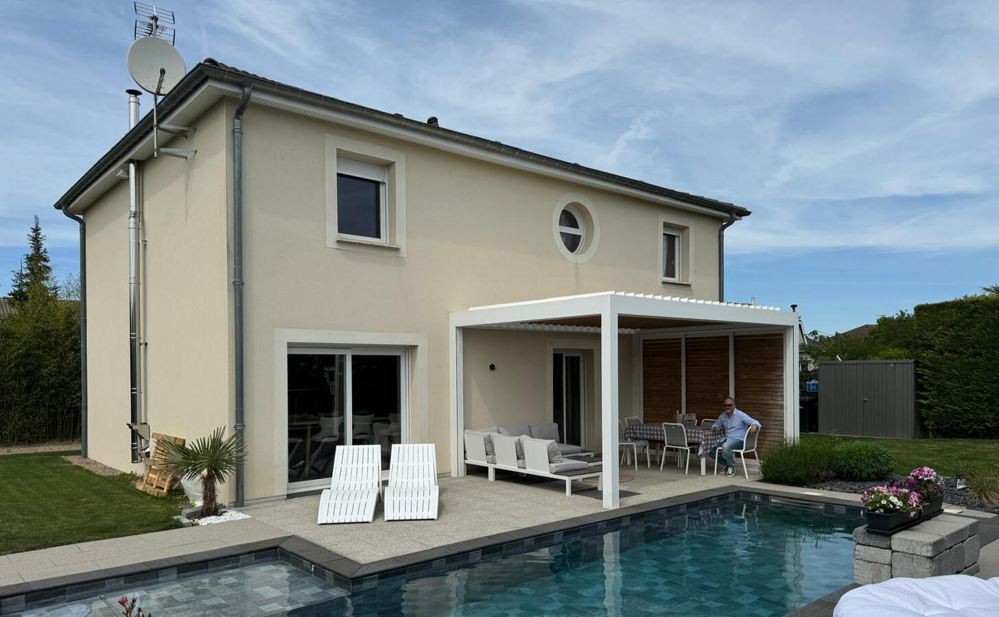 Pergola bioclimatique blanche